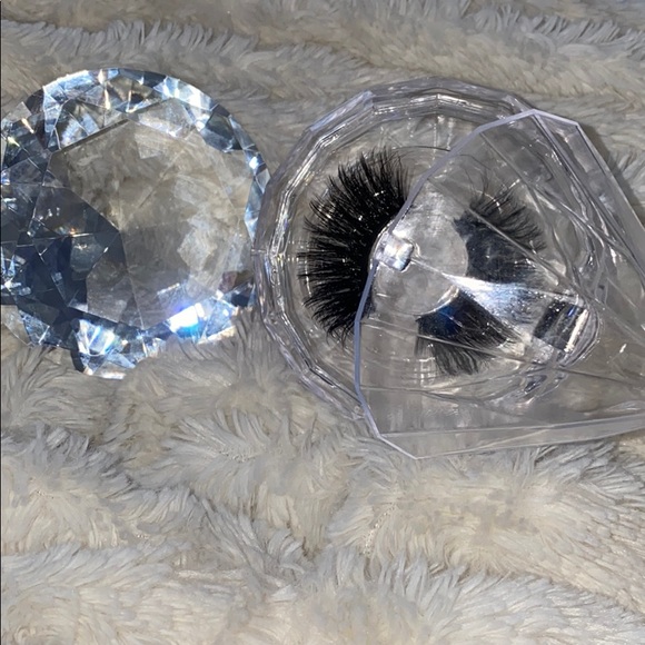 Lashes💕 - Picture 4 of 8